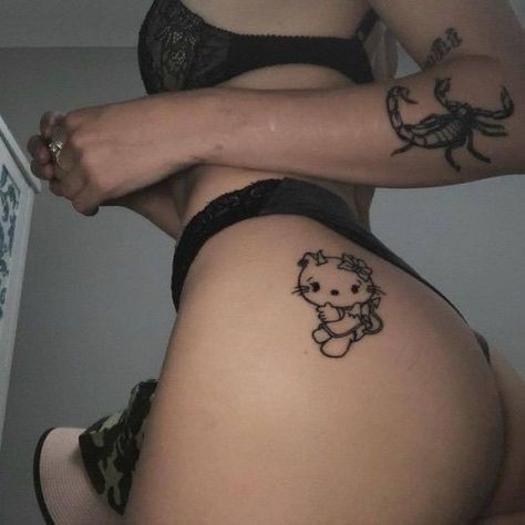 Tatuaje Hello Kitty, Hello Kitty Tattoos, Discreet Tattoos, Hot Tattoos, Dope Tattoos, Simplistic Tattoos, Pretty Tattoos, Cat Tattoo, Pretty Selfies