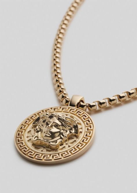 Versace Donatella, Medusa Necklace, Versace Necklace, Gold Necklace For Men, Mens Designer Jewelry, Diamond Chains, Mens Diamond Band, Jewellery For Men, Designers Jewelry Collection