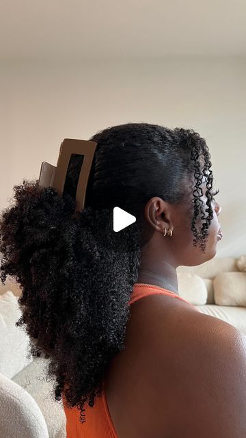 Half Up Half Down Curly Clip Ins, Natural Hair Claw Clip Hairstyles, Claw Clip Curly Hairstyles, Claw Clip Hairstyles Braids, Curly Hairstyles Gel, Hairstyles Gel, Curly Half Up Half Down, Quick Curly Hairstyles, Curl Mousse