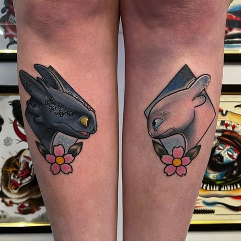 19 How To Train Your Dragon Tattoos To Admire - Body Artifact How To Train Your Dragon Tattoo, Toothless Tattoo, Lilo And Stitch Tattoo, Cute Toothless, Dragon Sleeve, Toothless And Stitch, Stitch Tattoo, Toothless Dragon, Dragon Sleeve Tattoos