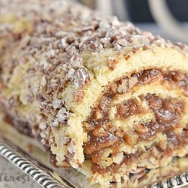 Fall Cake Roll Recipes, Brownie Roll Cake, Pecan Pie Cake, Roll Cakes, Nut Rolls, Cake Rolls, Cake Roll Recipes, Thanksgiving Food Desserts, Pecan Recipes