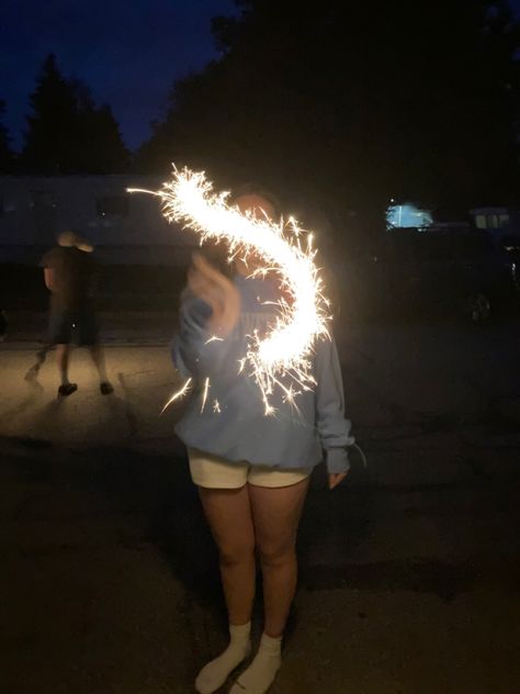 Sparkler Senior Pictures, Sparklers Photoshoot, Photoshoot With Sparklers, Sparkler Pictures Friends, Sparkler Pictures Friends 4th Of July, Sparkler Photos, Birthday Sparklers, Sparkler Photography, December Birthday