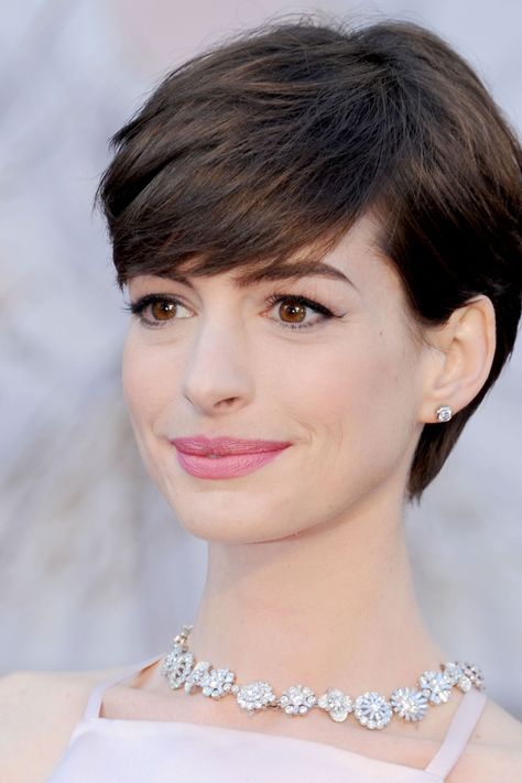 Anne Hathaway Hair, Lipstick Looks, Shortish Hair, Short Hair Images, Haircut Inspiration, Shot Hair Styles, Auburn Hair, Short Hair Haircuts, Anne Hathaway