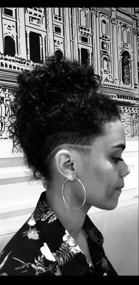 Side Shaved Hair, Undercut Natural Hair, Undercut Curly Hair, Undercut Hair Designs, Side Shaved, Undercut Hairstyles Women, Curly Undercut, Undercut Long Hair, Shaved Hair Cuts