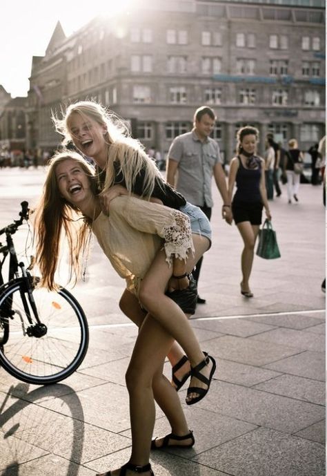 laughing with friends Best Friend Photography, Shotting Photo, Bff Goals, Foto Poses, Bff Pictures, Gal Pal, Friend Goals, Best Friend Goals, Julia Roberts