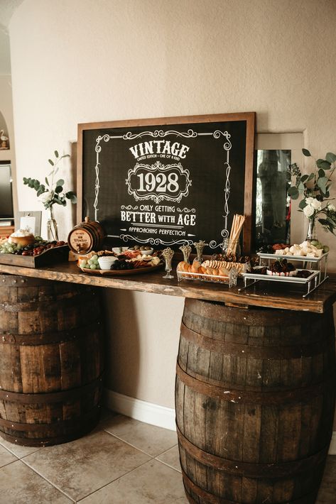 Cumple yarum Aged To Perfection Party, 90th Birthday Ideas, Whisky Party, Festa Jack Daniels, Whiskey Display, Whiskey Party, 50th Birthday Party Ideas For Men, 90th Birthday Party, Whiskey Cake