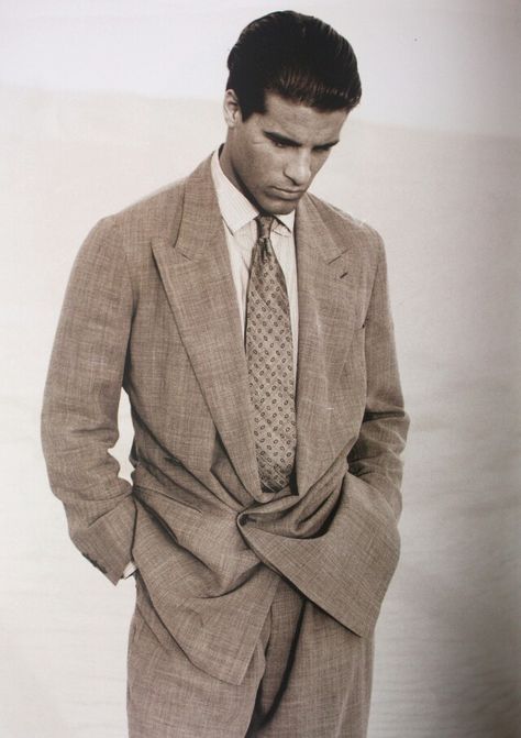 The early years of Armani 80s Suit, 80s Fashion Men, Armani Suits, 80s Men, Americana Vintage, Soft Tailoring, Cycling Fashion, Armani Men, Luxury Clothing