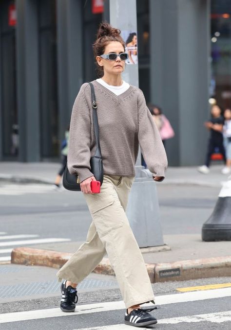 Katie Holmes Style, Autumn Fits, Clothes Outfits, Style Clothes, Katie Holmes, Celebrity Street Style, 가을 패션, Up Girl, Adidas Samba