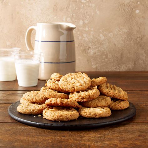 Peanut Butter Coconut Cookies Peanut Butter Kiss, Peanut Butter Kiss Cookies, Coconut Cookies Recipes, Cinnamon Sugar Cookies, Coconut Peanut Butter, Macaroon Recipes, Low Carb Cookies, Peanut Butter Cookie Recipe, Coconut Cookies