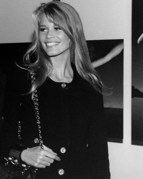 Claudia Schiffer Style, Victoria's Secret Aesthetic, Guess Models, Guess Girl, 90s Models, Claudia Schiffer, Runway Models, Kate Moss, Style Icons