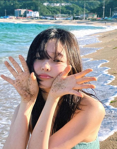 Kpop Summer Aesthetic, Sea Poses Photo Ideas, 사진 촬영 포즈, Foto Ideas Instagram, Beach Poses, Summer Photos, Selfie Poses, Mode Vintage, Girl Icons