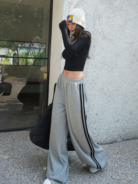 Tight Top Loose Pants Outfit, Korean Grey Sweatpants Outfit, Korean Track Pants Outfit, Tight Full-length Pants For Streetwear, Sporty Tight Full-length Pants, Jogging Pants Outfit, Baggy Full-length Sportswear Sweatpants, Loose Pants Outfit, Loose Pants