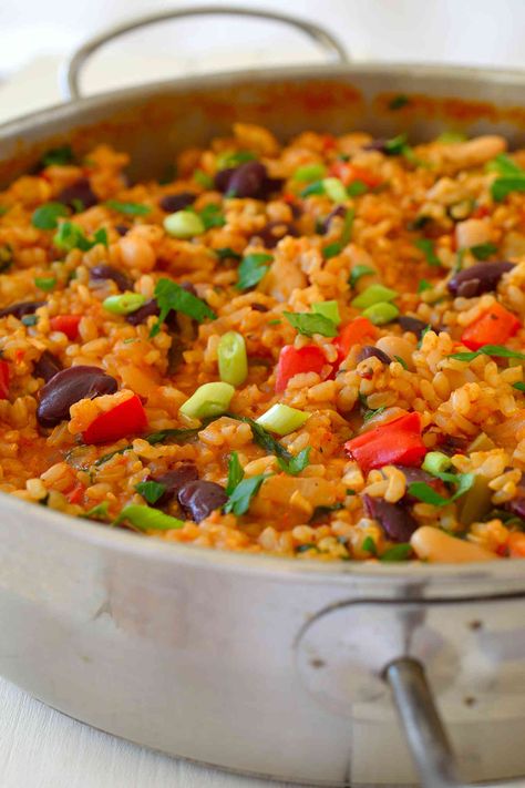 This vegan jambalaya recipe is super easy to make with basic pantry staples. Tomato-y rice flavoured with loads of herbs and spices and bulked up with celery, peppers and a selection of mixed beans make a hearty, warming and filling quick weeknight lunch or dinner. Jambalaya Recipes, Jambalaya Recipe Easy, Vegan Jambalaya, Jambalaya Recipe, Rice And Beans, God Mat, Jambalaya, Herbs And Spices, Pantry Staples