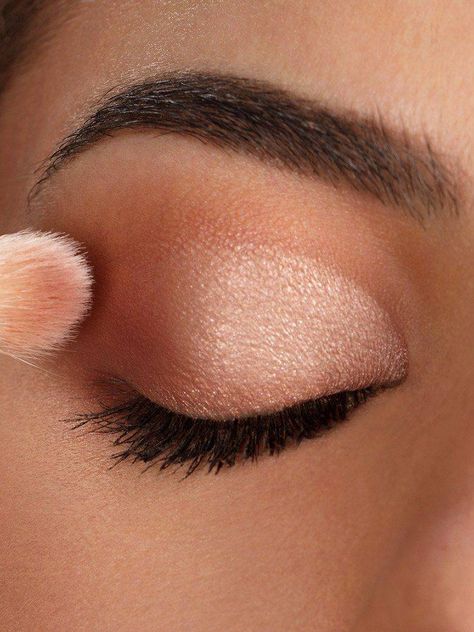 Romantic Makeup Tutorial, Rose Gold Makeup Looks, Eyeliner Highlighter, Gold Eyeshadow Looks, Rose Gold Eye Makeup, Ideas For Makeup, Make Up Gold, Rose Gold Eyeshadow, Rose Eyeshadow