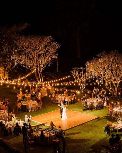 💐🌺 Be prepared for the ultimate tropical fairytale at this Thai-American summer garden wedding in Chiang Mai! After meeting in a very kismet way, these lovebirds celebrated with a double celebration at both sunrise and sunset to include both their cultures. In addition to their gorgeous, floral-inspired Western wedding ceremony and reception at The Heritage House and Garden in Chiang Mai, this sweet couple held an intimate Northern Thai Lanni ceremony at the bride's family home to honor her h... Western Wedding Ceremony, Sunset Wedding Ceremony, American Summer, Summer Garden Wedding, Sunrise And Sunset, Heritage House, House And Garden, Wedding Vision, Family Garden