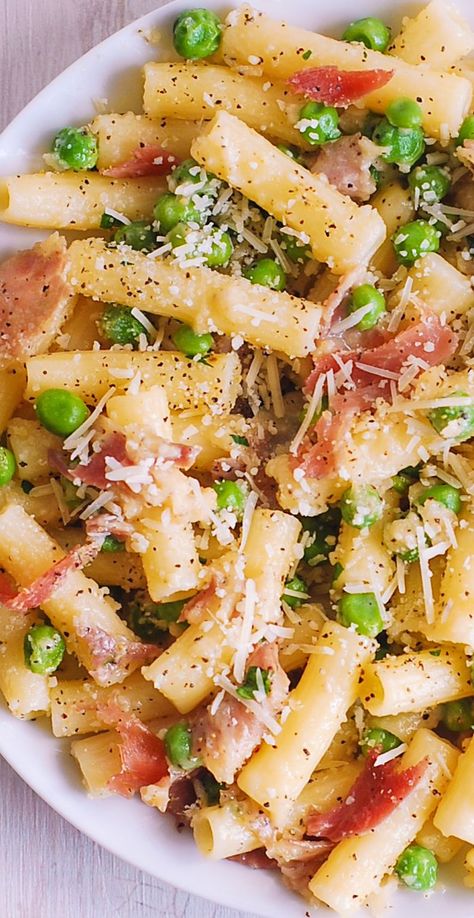 SUMMER PASTA with Prosciutto, Peas and Parmesan Cheese – simple and quick recipe, only 30 minutes from start to finish. Delicious and very Italian! #Prosciutto #Prosciuttopasta #Prosciuttorecipes #peas #peapasta #pastadinner #dinner #food #recipeoftheday Bruschetta Mozzarella, Prosciutto Bruschetta, Pasta With Prosciutto, Prosciutto Pasta, Plating Food, Summer Pasta Recipes, Presentation Food, Sommer Mad, Pasta With Peas