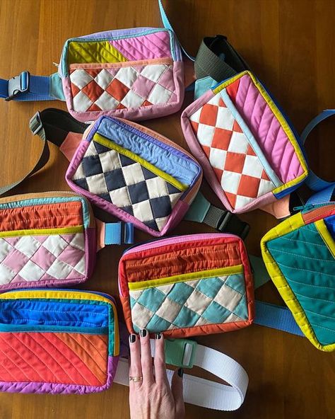 Sewing Projects Cross Body Bag, Quilted Belt Bag Pattern, Giftable Sewing Projects, Quilted Pouches Ideas, Free Beginner Sewing Projects, Sew Useful Things, Beginner Tote Bag Sewing Projects, Quilted Home Decor, Crossbody Sewing Pattern