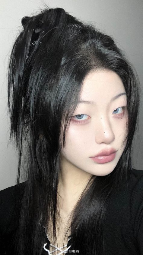 Black Hair Pale Skin, Monolid Eyes, Hair Pale Skin, Pale Face, Pale Girl, Girls With Black Hair, Asian Eyes, Asian Eye Makeup, Makeup Forever