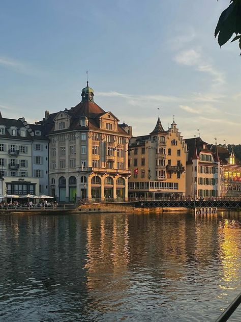 Zurich Aesthetic, Geneve Switzerland, Best Christmas Destinations, Swiss Architecture, Luzern Switzerland, Best Travel Destinations, Christmas Destinations, Jules Leblanc, Photo Recreation