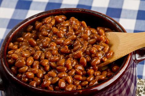 Enjoy this comfort food: baked beans with molasses, salt pork, mustard, and brown sugar. Enjoy this easy Boston-style baked beans recipe. Molasses Baked Beans, Vegetarian Baked Beans, Baked Beans Crock Pot, Slow Cooker Baked Beans, Homemade Baked Beans, Slow Cooker Baking, Boston Baked Beans, Salt Pork, Baked Bean Recipes