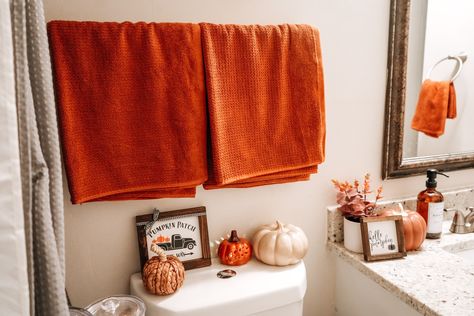 How to style your bathroom for fall, fall bathroom decor ideas, fall bathroom decor inspiration Small Fall Bathroom Decor, Cozy Fall Bathroom, Amber Soap Dispenser, Autumn Bathroom Decor, Fall Bathroom Decor, Fall Bathroom, Bathroom Towel Decor, Fall Bedroom Decor, Ceramic Pumpkin