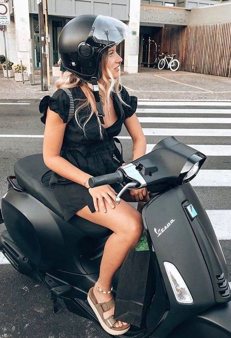 Vespa Helmet, Motocross Girls, Vespa Sprint, Scooter Helmet, Vespa Girl, Moto Scooter, Moped Scooter, Lambretta Scooter, Vespa Lambretta