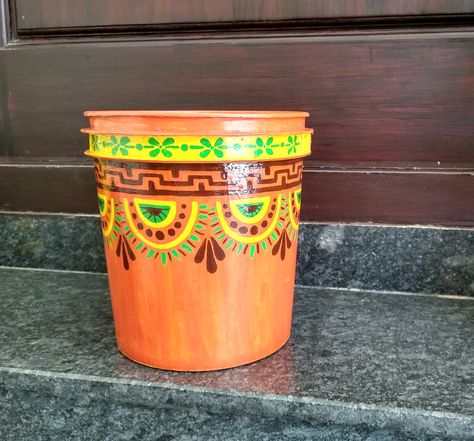 Plastic Pot Painting Ideas, Tin Can Painting Ideas, Paint Bucket Ideas, Tin Can Painting, Can Painting Ideas, Decorated Pots, Can Painting, Flower Pot Decoration, Bucket Ideas