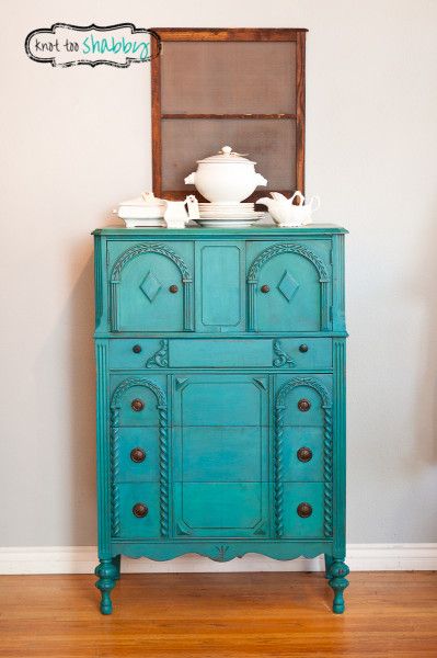 DIY Chalk Paint Furniture Ideas With Step By Step Tutorials - Peacock Blue Antique Dresser - How To Make Distressed Furniture for Creative Home Decor Projects on A Budget - Perfect for Vintage Kitchen, Dining Room, Bedroom, Bath http://diyjoy.com/chalk-paint-furniture-ideas Green Distressed Furniture, Chalk Paint Furniture Ideas, Paint Furniture Ideas, Chalk Paint Colors Furniture, Shabby Chic Furniture Painting, Distressed Furniture Diy, Turquoise Furniture, Napoleonic Blue, Muebles Shabby Chic