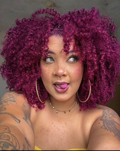 Magenta Hair Dye Ideas, Burgundy And Magenta Hair, Copper Magenta Hair, Fuchsia Hair Color Black Women, Bright Pink Curly Hair, Magenta Curly Hair, Hot Pink Curly Hair, Dyed Afro Hair 4c, Reddish Pink Hair