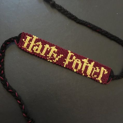 Harry Potter Bracelet, String Bracelet Patterns, Friendship Bracelet Patterns Easy, Yarn Bracelets, Cute Friendship Bracelets, Diy Leather Bracelet, Handmade Friendship Bracelets, Friendship Bracelets Tutorial, Friendship Bracelets Designs