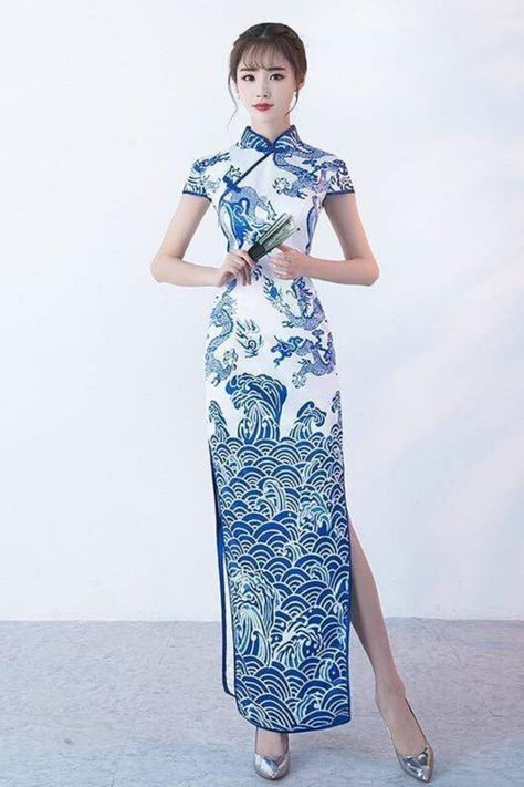 Cette magnifique Robe Chinoise illustrant une scène de la mythologie chinoise est en elle-même une véritable oeuvre d'art. Chinese Outfits Traditional, Asian Traditional Fashion, Japan Dress, Asian Style Dress, Ancient Chinese Dress, Chinese Style Dress, Harajuku Fashion Street, Qipao Dress, China Dress