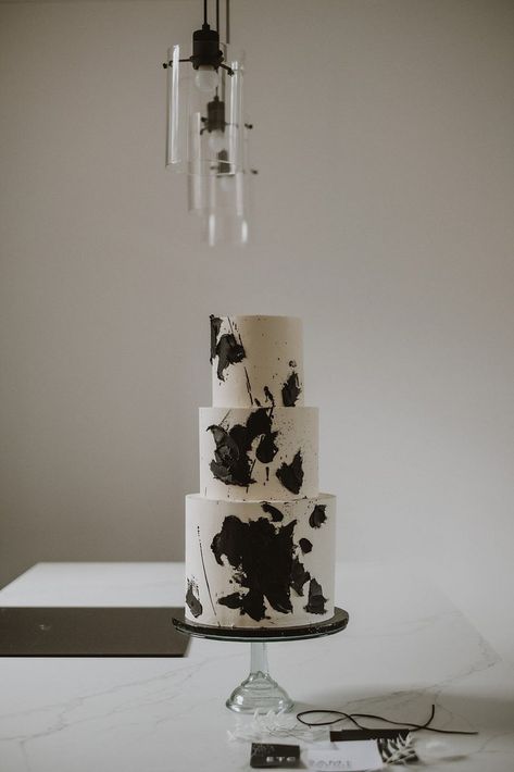 Alternative Couple, Alternative Wedding Inspiration, Monochrome Wedding, Black And White Wedding Cake, Monochrome Weddings, Wedding Cake Prices, Black And White Wedding Theme, Minimalist Monochrome, Festival Ideas