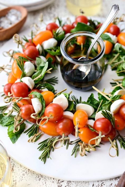 Holiday Caprese, Caprese Salad Christmas, Caprese Wreath, Salad Christmas, Garden Lunch, Caprese Salad Skewers, Stomach Rumbling, Ensalada Caprese, Appetizer Party