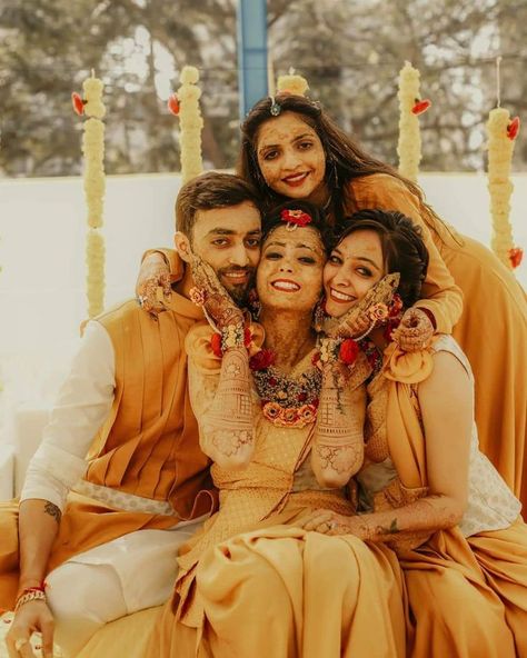 Haldi Photography Ideas, Wedding Photography Poses Bridal Party, Haldi Poses For Bride, Haldi Photoshoot, Haldi Ceremony Outfit, Bridesmaid Poses, Indian Bride Poses, Indian Bride Photography Poses, Bride Friend