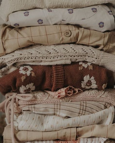 Natural Clothes Aesthetic, Neutral Cottagecore Aesthetic, Spring Slow Living, Homestead Outfits, Homestead Fashion, Homestead Clothing, Homemade Wardrobe, Wildflower Cottage, Countryside Life