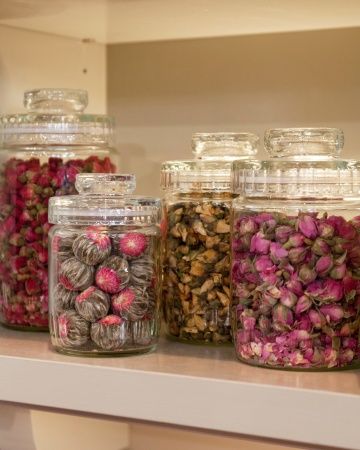 Floral Teas in a Jar Martha Stewart Home, Tea Display, Berry Tea, Blooming Tea, Tea Bar, Rose Tea, Floral Tea, Flower Tea, Jar Gifts