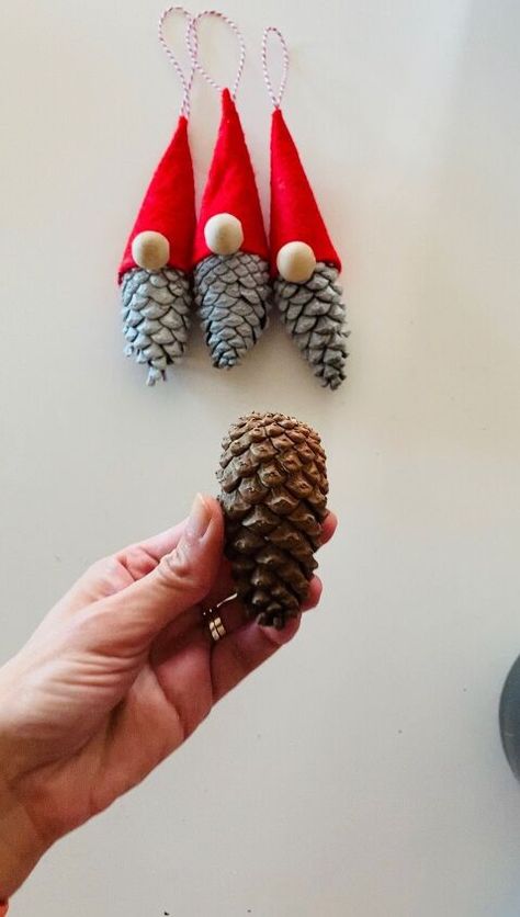 Diy Christmas Gnomes, Cute Gnomes, Easy Holidays Crafts, Pinecone Ornaments, White Spray Paint, Cones Crafts, Sea Glass Crafts, Pine Cone Crafts, Burlap Flowers