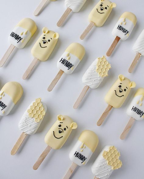 Cake Popsicles Ideas For Birthday, Bee Baby Shower Cake, Disney Cake Pops, Birthday Winnie The Pooh, 1st Birthday Boy Themes, Gender Neutral Baby Shower Themes, 9th Birthday Cake, Disney Cake, Winnie The Pooh Cake