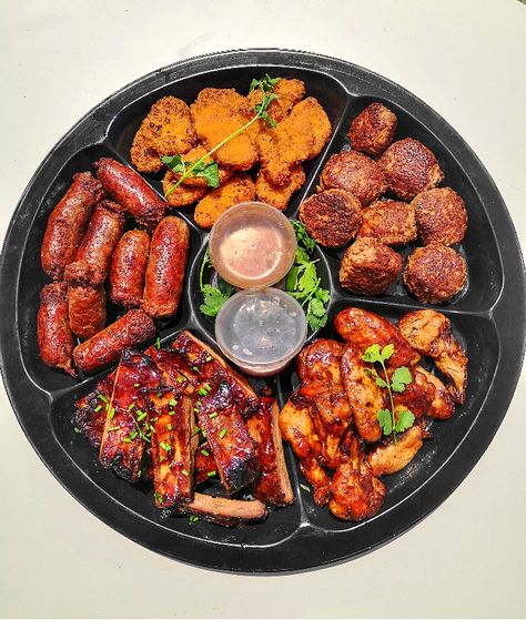 Ribs And Wings Platter, Ribs Charcuterie Board, Sausage Platter Ideas, Platter Ideas Party Meat, Chicken Platter Ideas, Meat Platters For Parties, Wing Platter Ideas, Finger Food Platter Ideas, Hawain Party