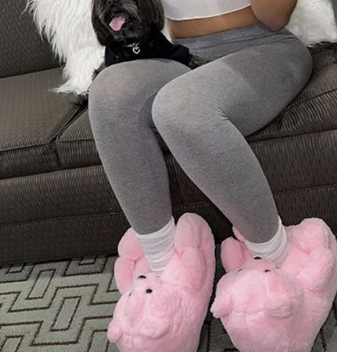 Teddy Slippers Outfit, Animal Slippers Aesthetic, Big Slippers Shoes, Bedroom Slippers Cute, House Shoes Aesthetic, Teddy Bear Slippers Outfit, Bear Slippers Outfit, Teddy Bear House Shoes, Cute Slippers Aesthetic