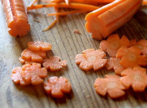 Carrot Flowers Vegetable Appetizer, Vegetable Appetizers, Carrot Flowers, Decorações Com Comidas, Daucus Carota, Split Pea, New Roots, Fun Kids Food, Kids Lunch