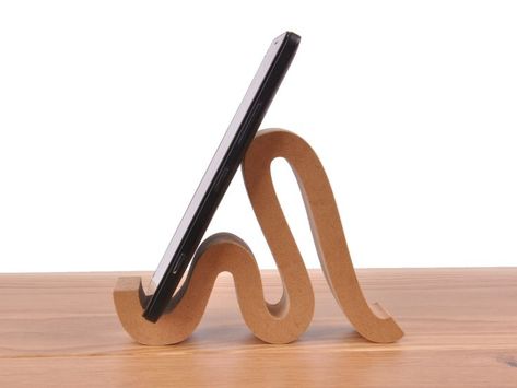 Clay Phone Stand, Wooden Phone Holder, Wood Phone Holder, Wood Phone Stand, Cnc Router Projects, Diy Recycled Projects, Drukarka 3d, Wood Craft Projects, Wood Projects That Sell