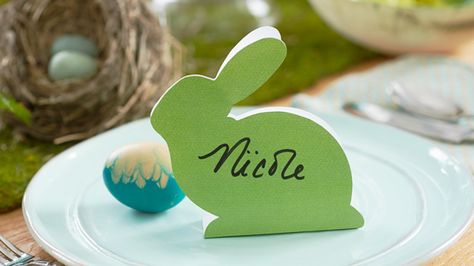 Easter Table Printables and Ideas | landeelu.com Quick and easy ways to dress up your Easter dinner or brunch table! Brunch Table Decorations, Easter Place Cards, Happy Easter Printable, Easter Brunch Table, Trendy Easter, Printable Place Cards, Easter Centerpiece, Brunch Table, Table Place Cards