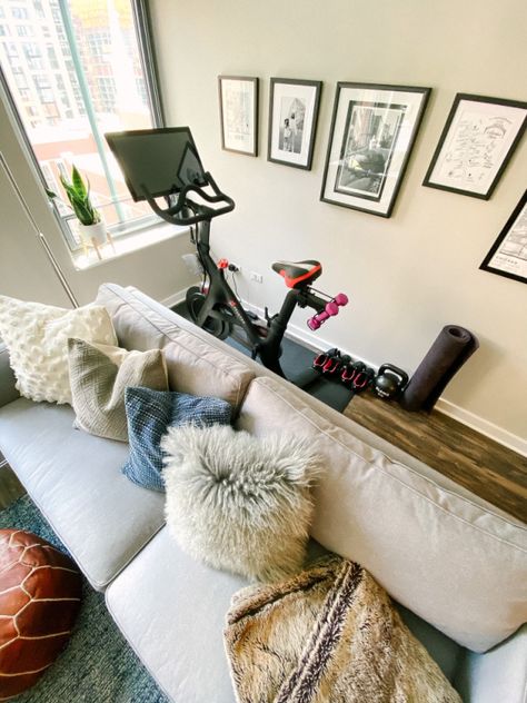 Small spaces. Not my photo. Peloton behind couch. #peloton Peloton Room Ideas, Peloton Room, Home Office And Gym, Living Room Workout, Workout Room Home, Peloton Bike, Behind Couch, Gym Room At Home, Guest Room Office