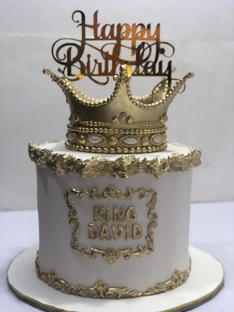 A large crown emblazoned with the words “King” atop the cake will undoubtedly be the icing on the cake for your king-like hubby. King Cakes For Men, King Themed Birthday Party For Men, King Birthday Theme For Men, King Party Theme For Men, King Crown Cake For Men, King Theme Cake For Man, King Cake Design For Men, Happy Birthday King Cake, King Birthday Cake For Men