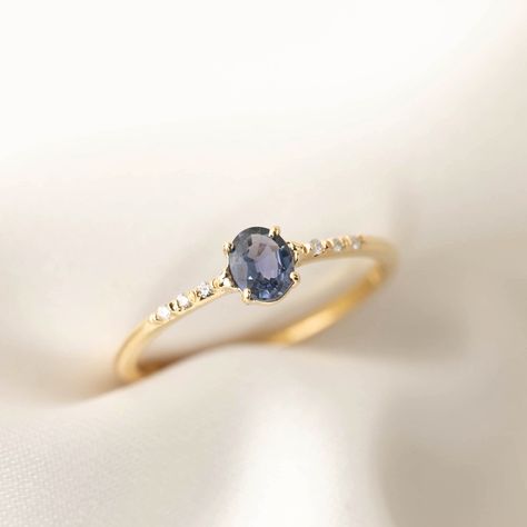 Blue Engagement Ring Simple, Saphire Engament Ring Rose Gold, Simple Engagement Rings Sapphire, Small Sapphire Engagement Ring, Engagement Rings Gold Sapphire, Stone Finger Ring Design, Gold Ring With Blue Stone, Rose Gold Sapphire Engagement Ring, Gold Ring Blue Stone