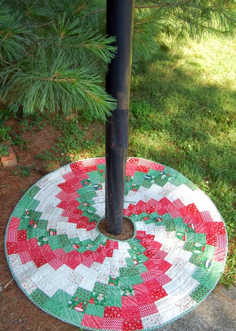 It's the most wonderful time of the year!  If you've been following us for a little while, you know that we've posted free patterns for Chri... Diy Christmas Tree Skirt, Fashion Christmas Tree, Christmas Tree Skirts Patterns, Sewing Christmas, Moda Bake Shop, Tree Skirt Pattern, Xmas Tree Skirts, Christmas Quilt Patterns, Crochet Christmas Trees