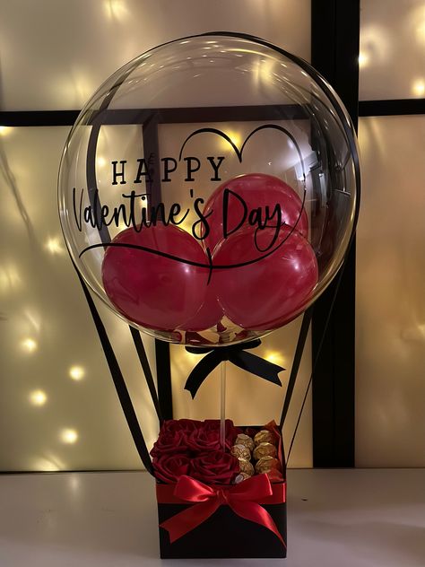 Balloon Gift Box Ideas, Valentine Balloon Bouquets, Valentines Balloons Bouquet, Mothers Day Balloons, Valentines Balloons, Chocolate Hampers, Balloon Crafts, Diy Gift Set, Flower Gift Ideas