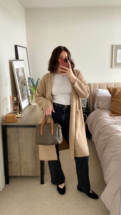 Tan Duster Cardigan Outfit, Beige Duster Cardigan Outfit, Beige Knit Cardigan Outfit, Styling Long Cardigans, Lightweight Cardigan Outfit, Beige Cardigan Outfit, Tan Cardigan Outfit, Duster Cardigan Outfit, Cream Cardigan Outfit