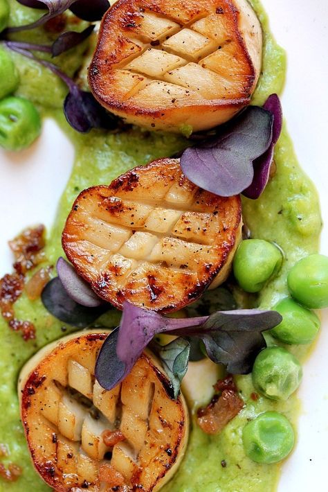 Vegan Scallops with Truffle Pea Puree and Crispy Vegan Bacon Bits Vegan Michelin Recipes, Vegetarian Main Course Fine Dining, Fancy Vegan Food, Fancy Vegan Recipes, Vegan Fancy Dinner, Vegan Gourmet Recipes, Fancy Vegan Dinner, Fine Dining Vegan, Vegan Fine Dining